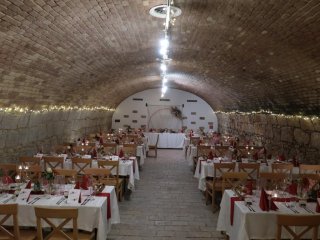 tafel mit einzeltischen im gewlbekeller